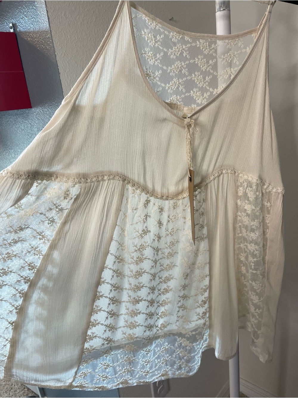 POL Cream Lace-Trim High Low Top with adjustable straps - Picture 5 of 7